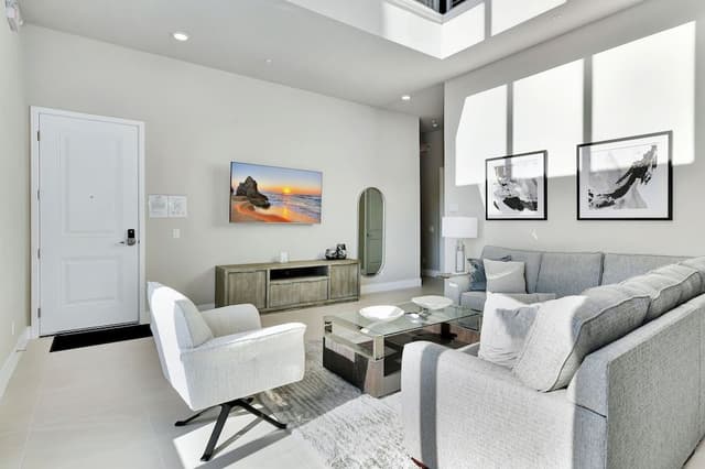 Luxury Condo, 5 Bedrooms, Pool Access (Two Story)
