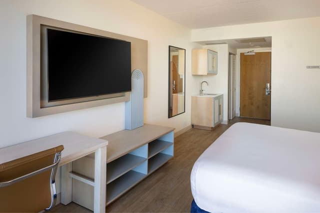 1 KING BED DELUXE ROOM