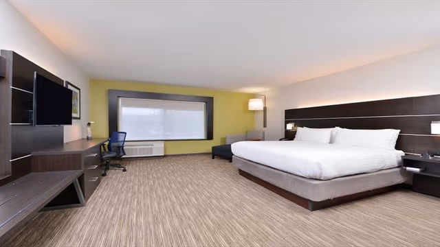 Standard Room, 1 King Bed, Roll-in Shower
