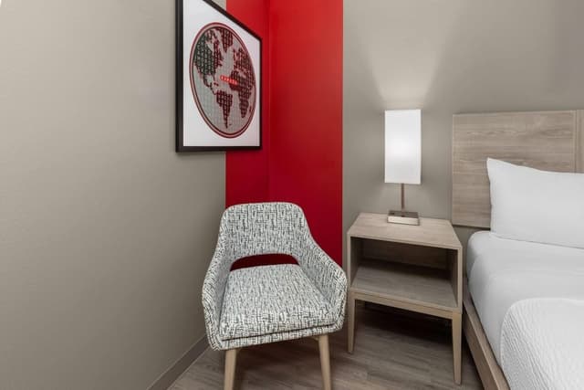 Room, 1 King Bed, Non Smoking (Mobility, Roll-in Shower)