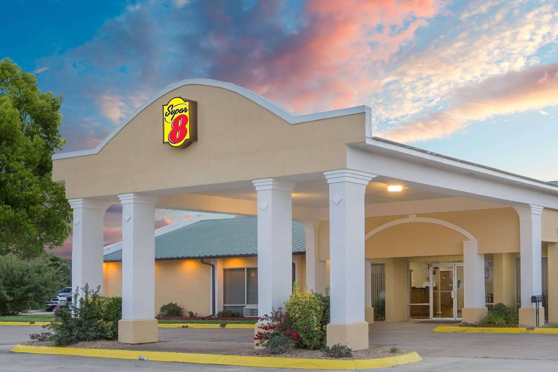 Super 8 By Wyndham Brinkley Super 8 By Wyndham Brinkley