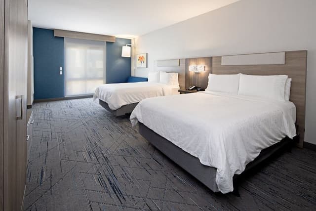 Suite, 2 Queen Beds, Accessible (Roll In Shwr)