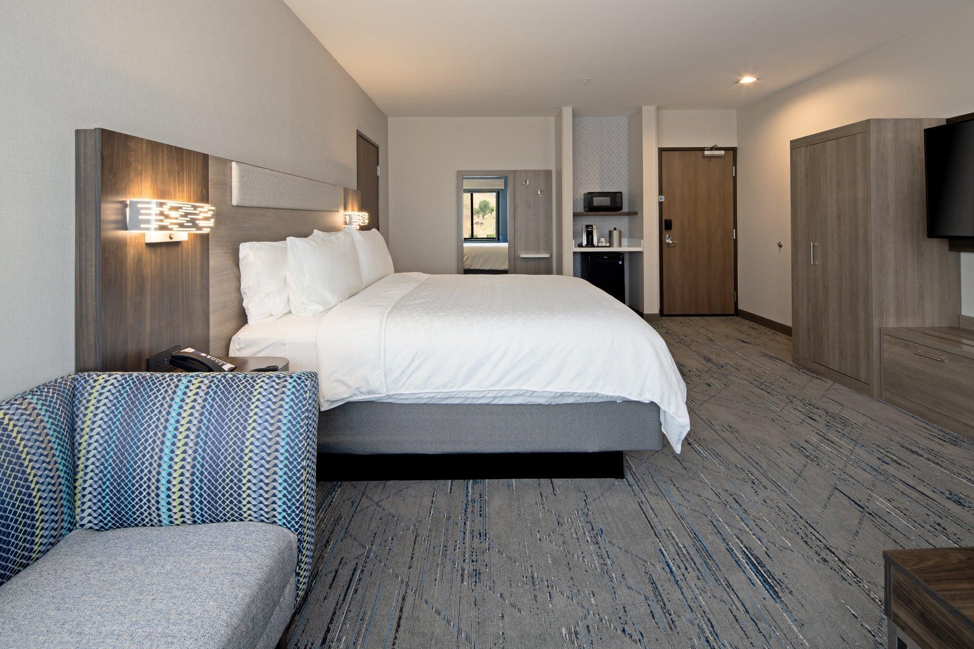 Holiday Inn Express and Suites Valencia - Santa Clarita By IHG2