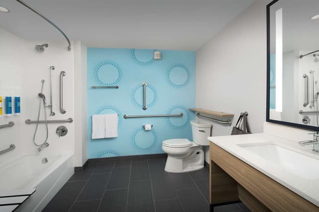 1 KING MOBILITY ACCESSIBLE WITH TUB
