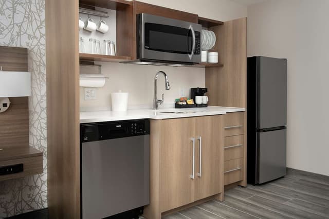 2QUEEN HEARING ACCESSIBLE STUDIO LAGOON VIEW