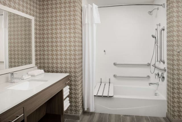 2QUEEN ACCESSIBLE BATHTUB STUDIO NONSMOKING