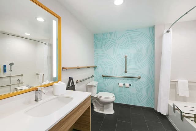 2 QUEEN MOBILITY/HEARING ACCESSIBLE W/BATHTUB