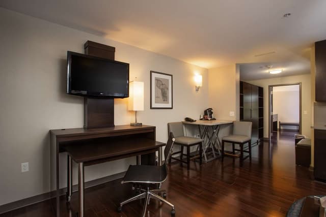 TAVERN SUITE 1 KING