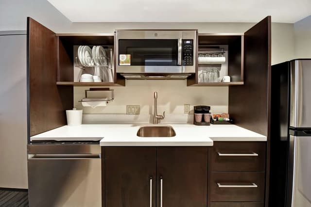1KING HEARING ACCESSIBLE STUDIO SUITE NOSMOK