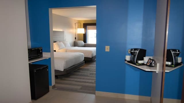 Standard Room, 2 Queen Beds, Roll-in Shower (Mobility)
