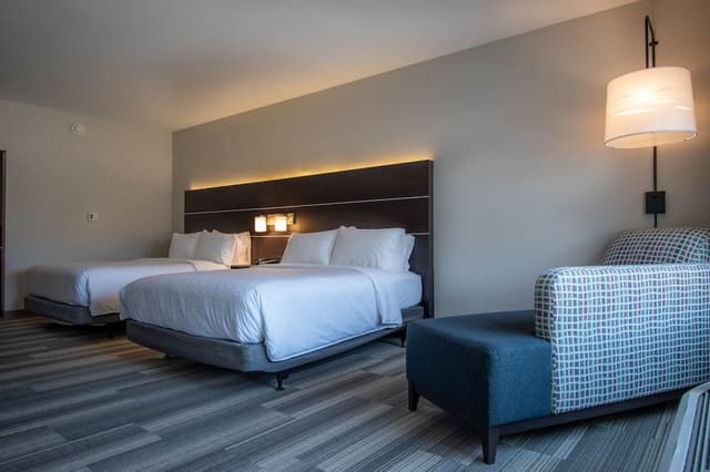 Standard Room, 2 Queen Beds, Roll-in Shower (Mobility)