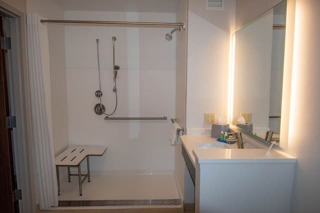 Standard Room, 2 Queen Beds, Roll-in Shower (Mobility)