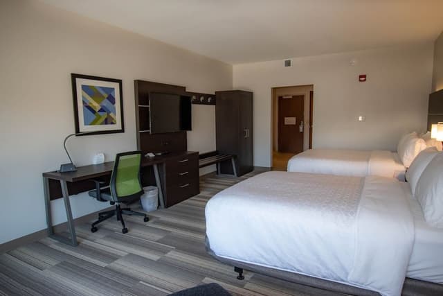 Standard Room, 2 Queen Beds, Roll-in Shower (Mobility)