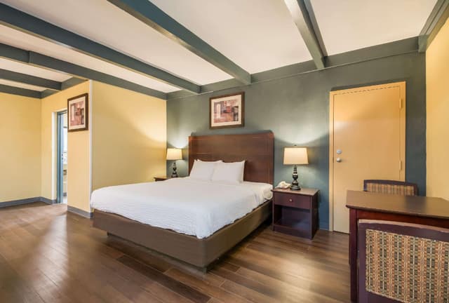 2 Queen Beds, Efficiency, Nonsmoking