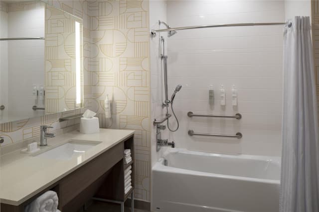 1KING ACCESSIBLE TUB STUDIO SUITE