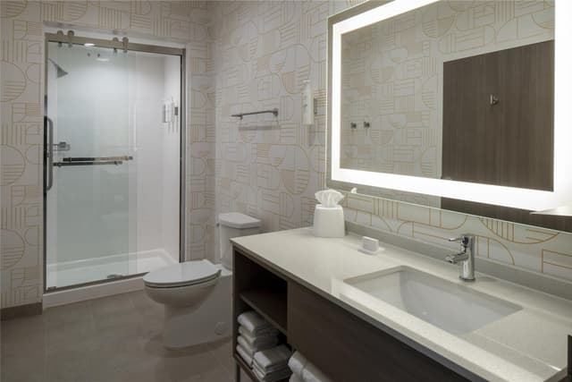 1KING HEARING ACCESSIBLE STUDIO SUITE
