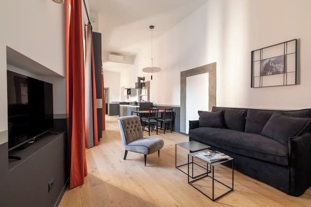 Stunning Rose Trastevere Apartment (Piazza di S. Apollonia 14)