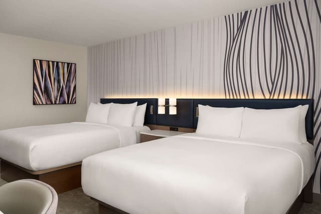 2 QUEEN BEDS