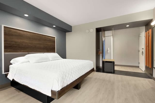 1 KING HEARING ACCESSIBLE ROOM