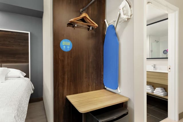 2 QUEEN MOBILITY ACCESSIBLE W/ROLL IN SHOWER