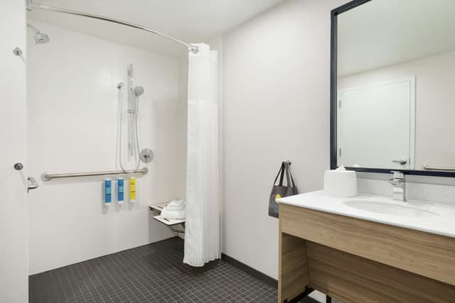 2 QUEEN MOBILITY ACCESSIBLE W/ROLL IN SHOWER