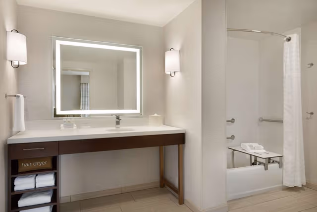 2QUEEN MOBILITY ACCESSIBLE BATHTUB SUITE NSMK