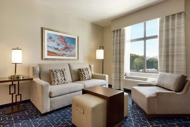 1 KING BED 1 BEDROOM SUITE NONSMOKING