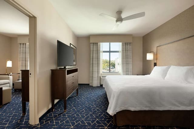 1 KING BED 1 BEDROOM SUITE NONSMOKING