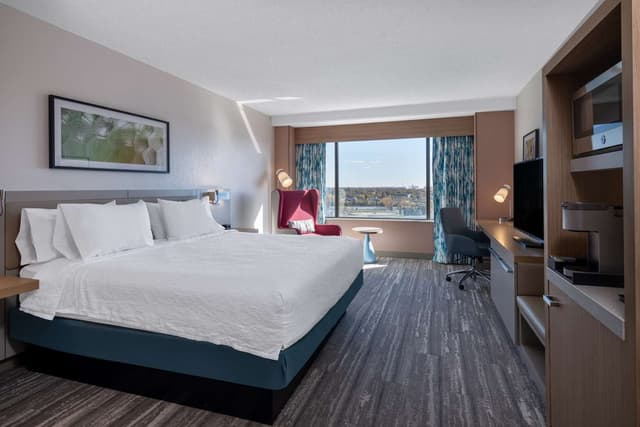 1 KING BED RIVER VIEW