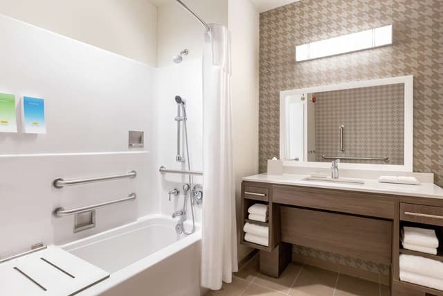 1KING ACCESSIBLE BATHTUB SUITE NONSMOKING