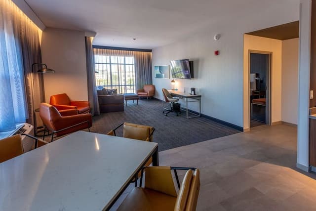 Suite, 1 Bedroom (Dining Area, Living Room)