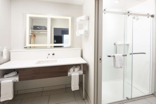 1 KING STUDIO SUITE W/MICROWV/FRIDGE/WET BAR