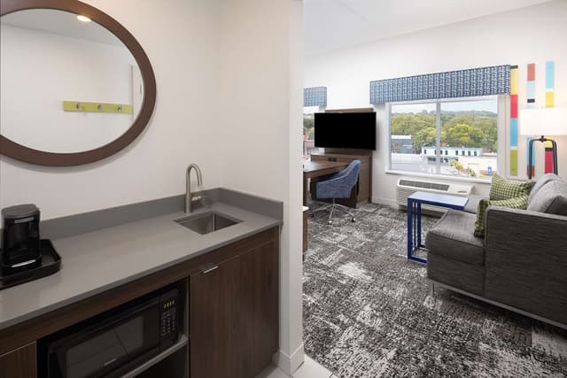 1 KING STUDIO SUITE W/MICROWV/FRIDGE/WET BAR