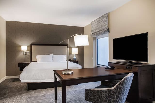 1 KING MICROWV/FRIDGE/WET BAR STUDIO SUITE NS