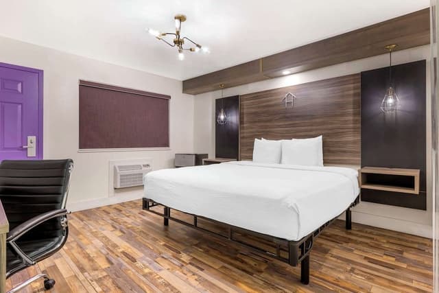 Suite, 1 King Bed, Non Smoking, Kitchen (Living Room, Full Kitchen)