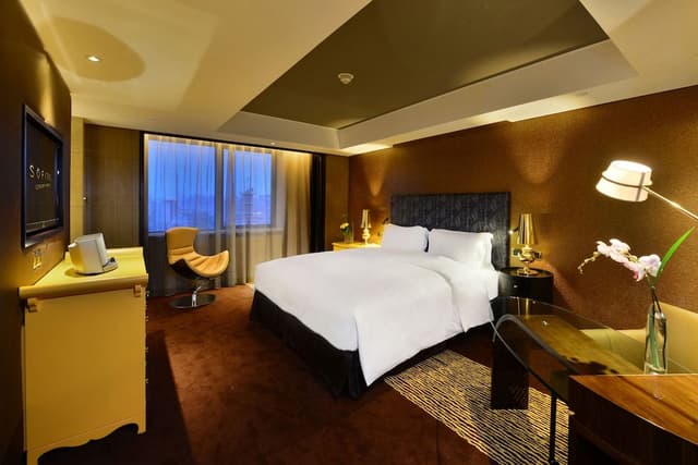 Superior Room, 1 King Bed, Club Lounge Access