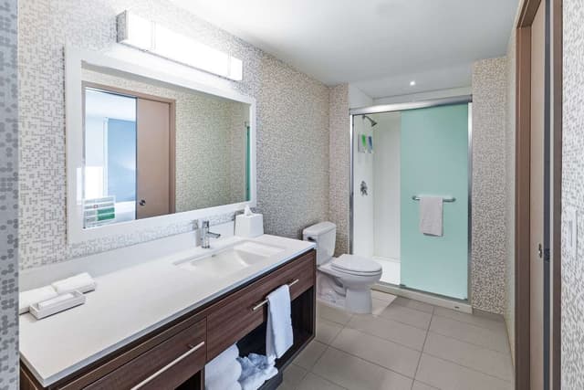 1 QUEEN BED 1 BEDROOM SUITE NONSMOKING