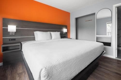 1 King Bed, Non-Smoking