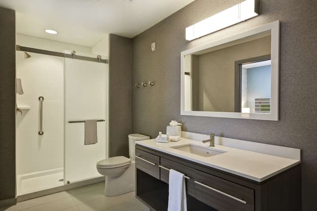 1KING HEARING ACCESSIBLE SUITE NONSMOKING