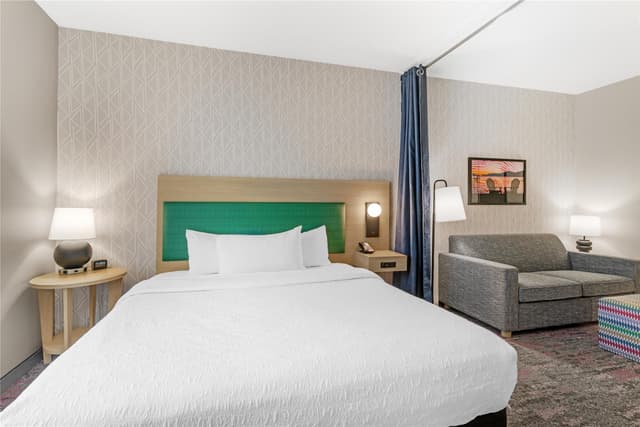 1 KING BED STUDIO SUITE NONSMOKING