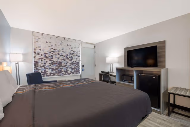 Suite, 1 Queen Bed, Non Smoking (Efficiency)