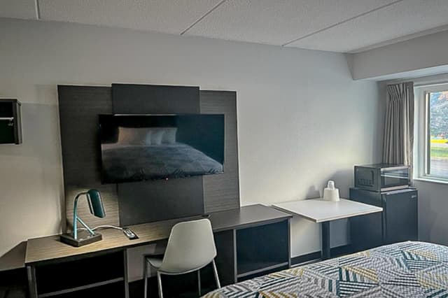 1 King Bed | Suite, Non-Smoking, Micfridge