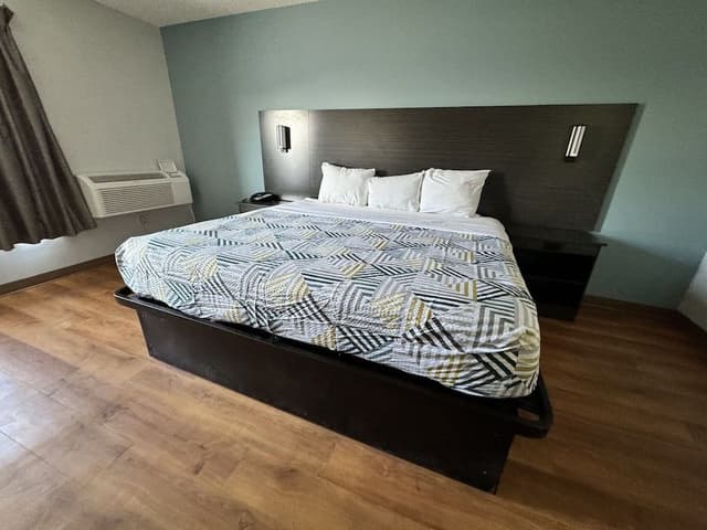 Standard Room, 1 King Bed, Accessible, Non Smoking