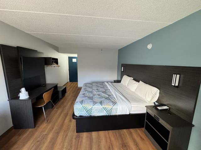Standard Room, 1 King Bed, Accessible, Non Smoking
