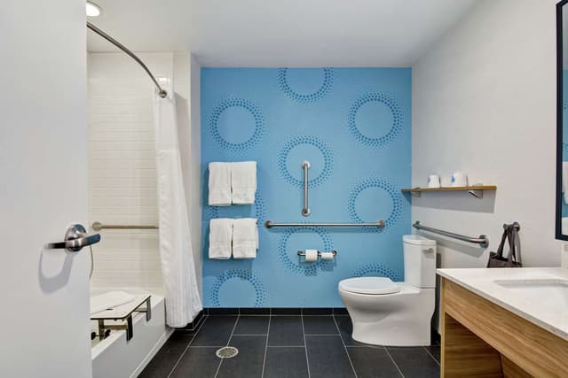 1 KING MOBILITY ACCESSIBLE WITH TUB