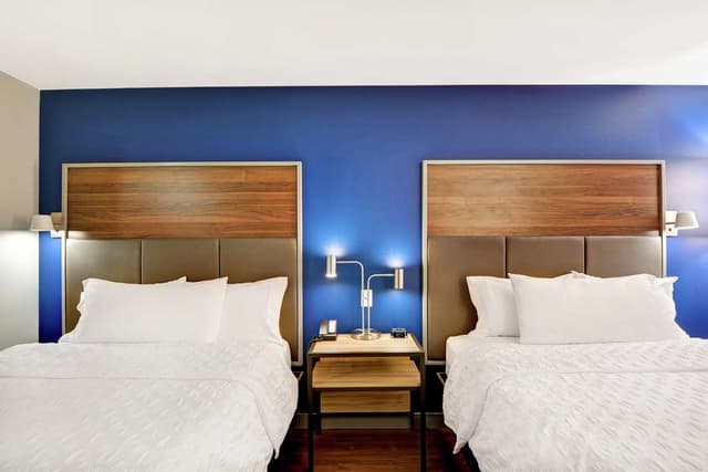 2 QUEEN BEDS