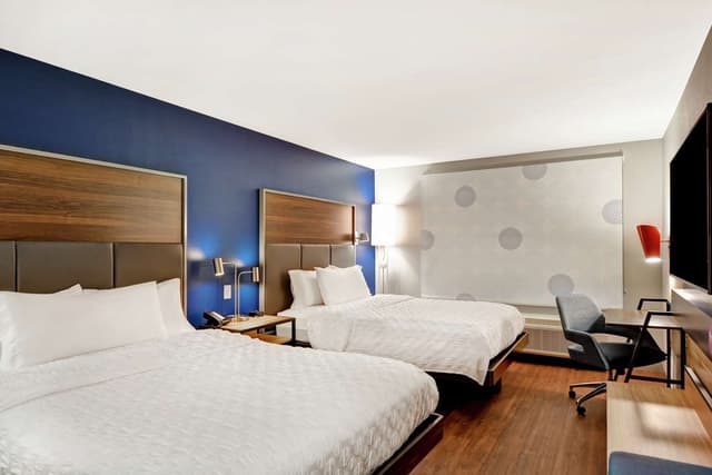 2 QUEEN BEDS