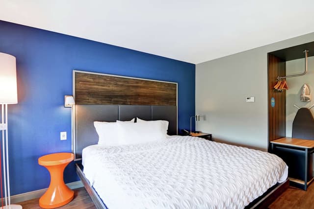 1 KING BED