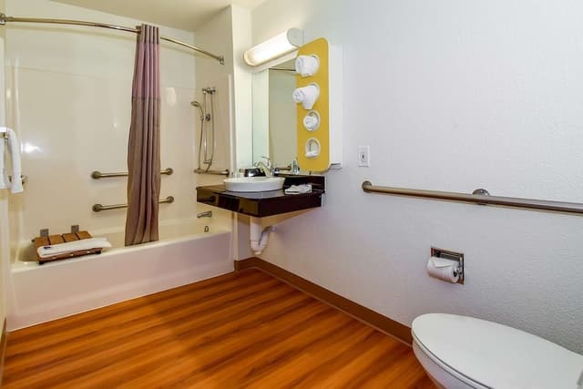 Standard Room, 1 Queen Bed, Accessible, Non Smoking