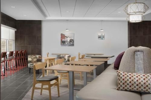 โฮมทู สวีทส์ บาย ฮิลตัน พัคคีปซี (Home2 Suites by Hilton Poughkeepsie)1